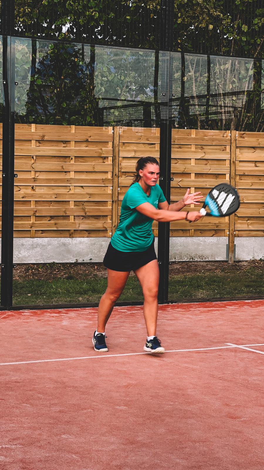 Twee padelspelers vieren een punt