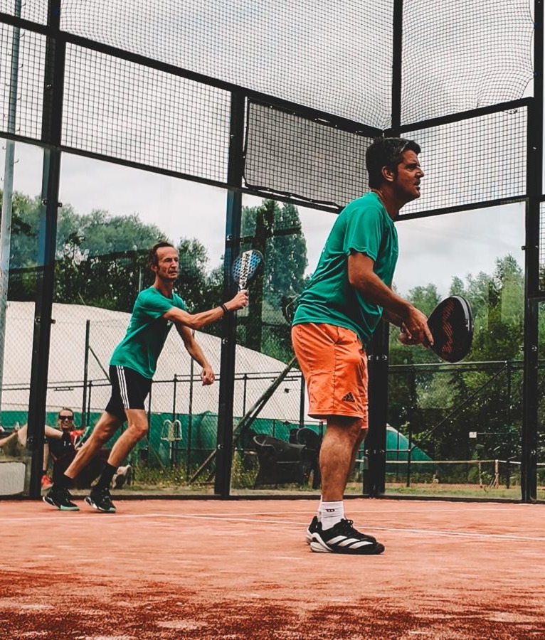 Twee padelspelers vieren een punt